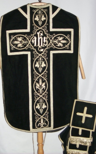 Ornement noir 3 : chasuble, bourse de corporal, voile de calice, étole, manipule