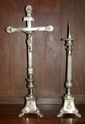 Ensemble de trois garnitures d'autel : 3 croix et 6 chandeliers