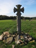 Croix de chemin, dite Croix du Haut Pinel, au sud de la Boissière (Caro)