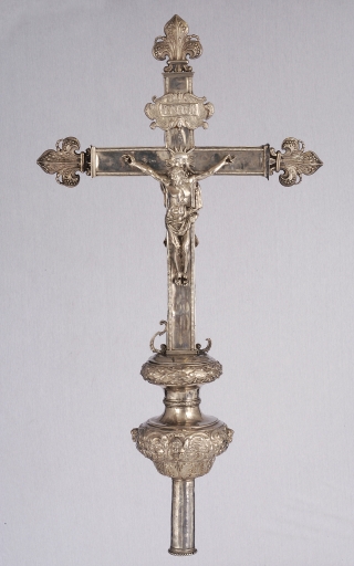 Croix et hampe de procession