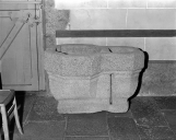 Fonts baptismaux (cuve baptismale à infusion) (2), église paroissiale Saint-Ouen (Saint-Ouen-la-Rouërie fusionnée en Val-Couesnon en 2019)