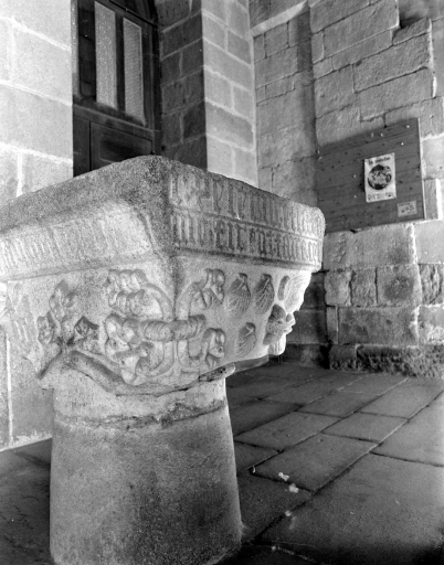 Chapiteau, actuellement bénitier (Bazouges-la-Pérouse)