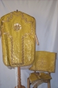 Ornement doré : chasuble, étole, manipule, voile du calice