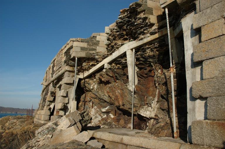 Vue de la brèche ouest (état en 2005). Ces travaux d'étaiement datent de 1999