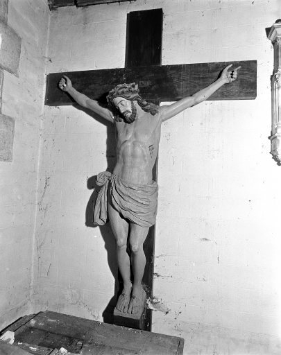 Statue de Christ en croix n° 2, église paroissiale Saint-Pérec (Lopérec)