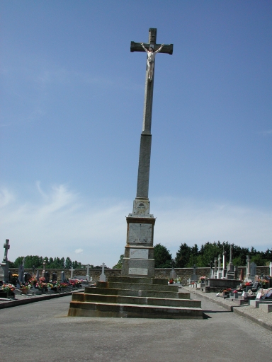 Croix de cimetière et monument aux morts, route départementale n°463 (Visseiche)