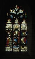Verrière de la baie 5 : Vierge à l'Enfant, Saint Michel terrassant le dragon et Jean de l'Épervier, donateur, présenté par saint Pierre, église Saint-Armel (Ploërmel)