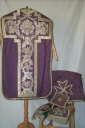 Ornement violet 2 : chasuble, étole, manipule, voile du calice, pale