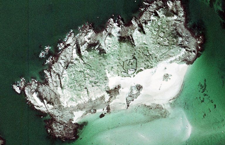 Vue aérienne verticale de l'île Cézembre, 2004