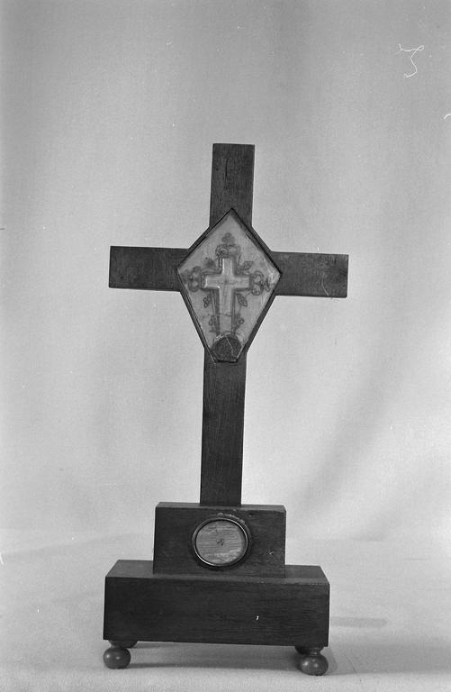 Croix-reliquaire de la vraie croix, église Saint-Hervé (Caro)
