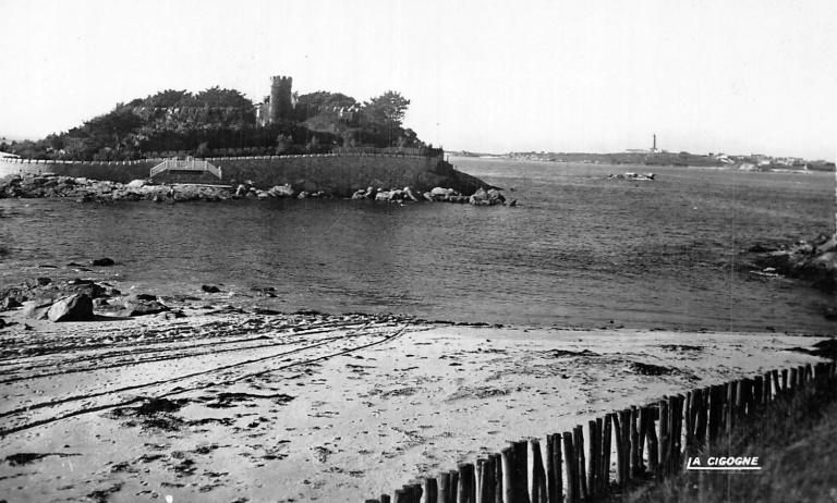 Batterie de côte et corps de garde crénelé de l'Îlot Jacopin, actuellement maison, Pointe de Perharidi (Roscoff)