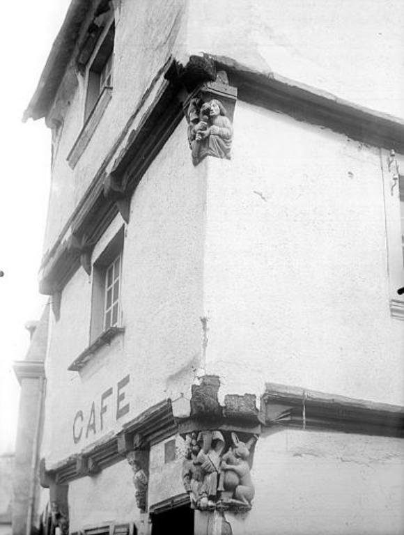 Maison à boutique, dite de la Truie qui file, 3, place du Bouffay ; 38, rue du Général-de-Gaulle (Malestroit)
