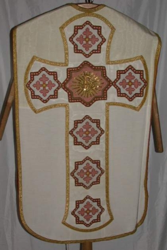 Ornement blanc 4 : chasuble, bourse de corporal, étole, manipule, voile de calice