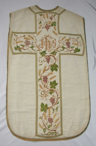 Ornement blanc 2 : chasuble, bourse de corporal, étole, manipule, voile de calice