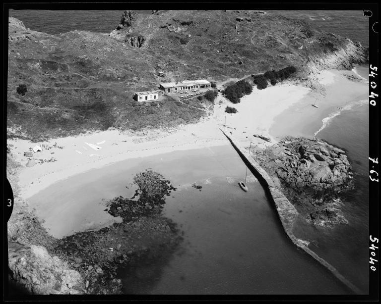Vue aérienne oblique de l'Île Cézembre, juillet 1963