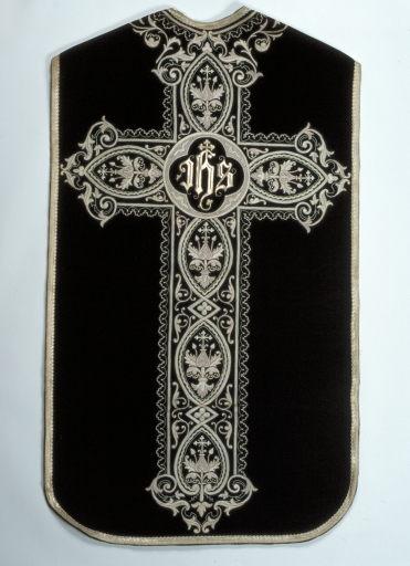 Ornement noir 1 : chasuble, bourse de corporal, étole, manipule, voile de calice