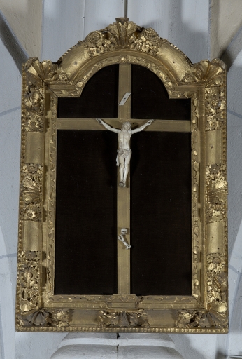 Croix et cadre : Christ en croix