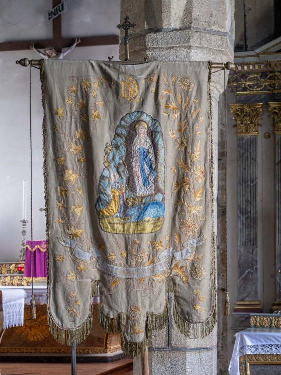 Bannière (anciennement numéro 1) : Immaculée Conception, Vierge à l'Enfant, dite de Notre-Dame de Lourdes, église paroissiale Saint-Goulven (Goulien)