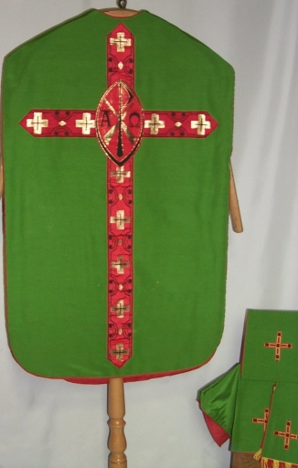 Ornement vert 1 : chasuble, voile de calice, manipule, bourse de corporal