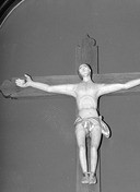 Croix (statuette) : Christ en croix, église paroissiale Saint-Gurval, place de la mairie (Guer)
