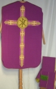 Ornement violet 1 : chasuble, voile de calice, manipule, bourse de corporal
