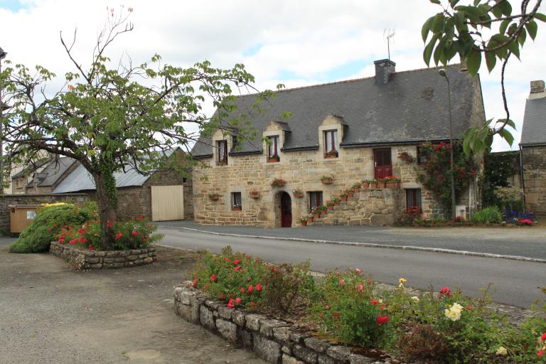 Maison, 8 place de l'église (Séglien)