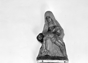 Groupe sculpté : Vierge de pitié, chapelle Notre-Dame des Neiges (Cléguérec)