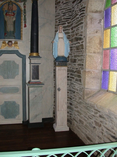 Statue de la Vierge sur un piédestal, la Madeleine (Pluméliau fusionnée en Pluméliau-Bieuzy en 2019)