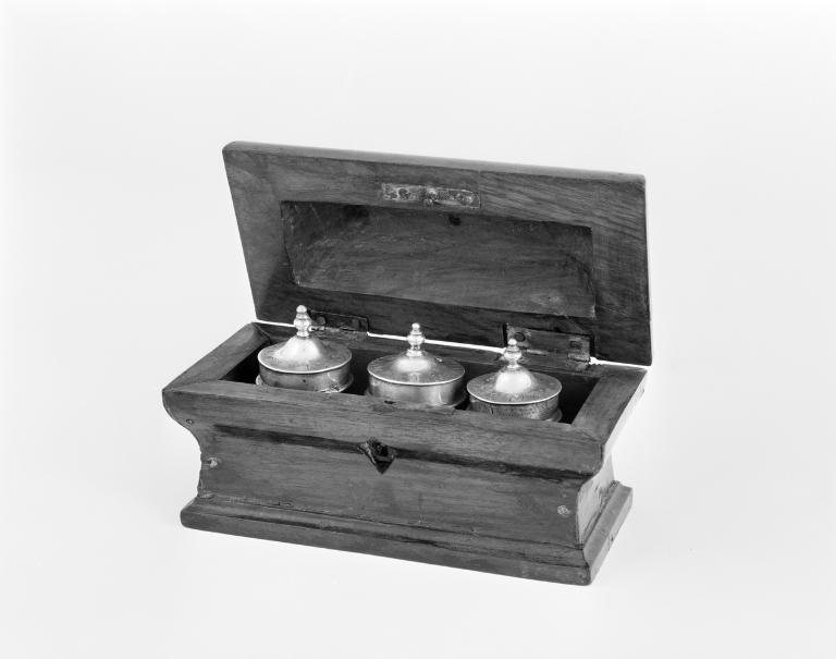 Coffret aux saintes huiles, église paroissiale Saint-Michel (Île-aux-Moines)