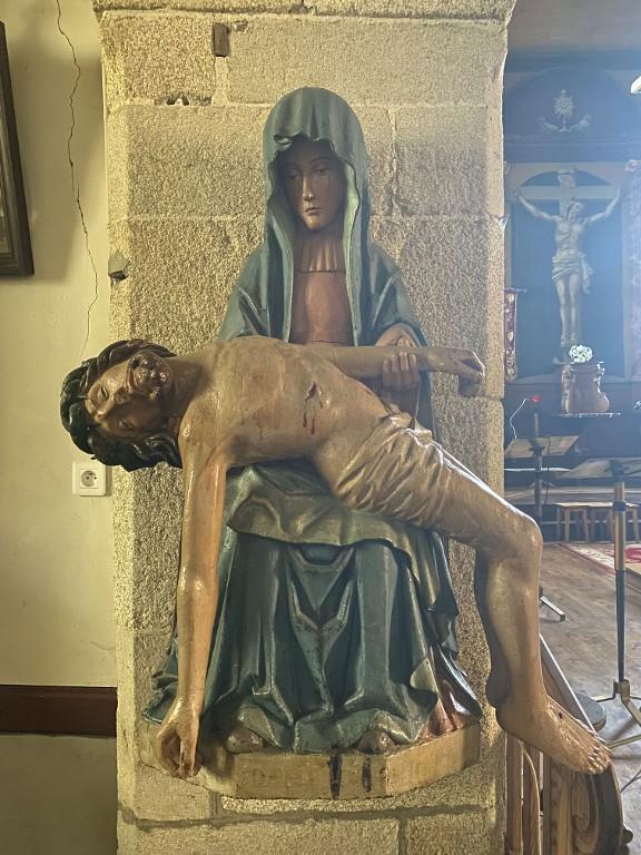 Groupe sculpté : Vierge de Pitié, église Sainte-Croix (La Croix-Helléan)