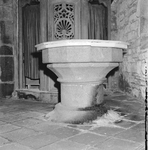 Fonts baptismaux, réserve à eau baptismale, église paroissiale Saint-Jérôme (Cast)