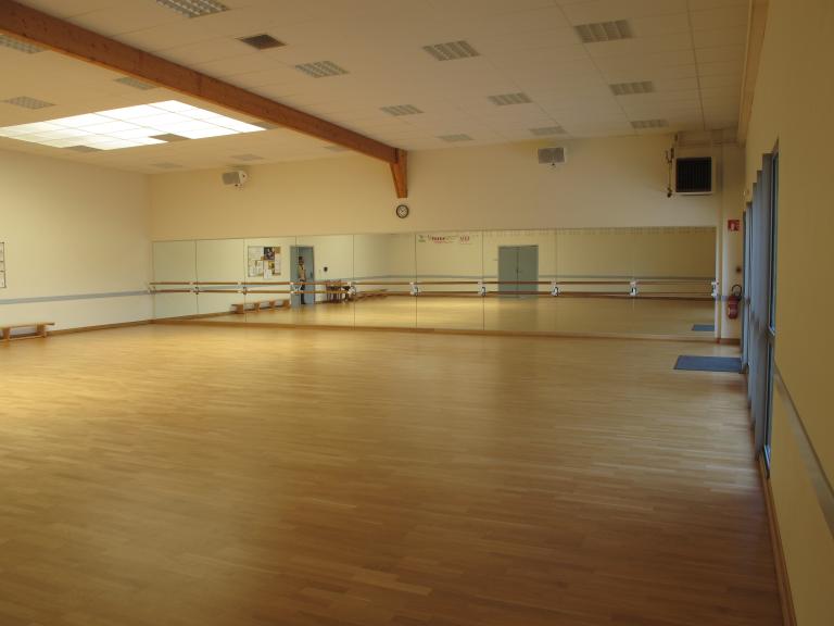 Complexe sportif, place du chanoine Delalande (Etrelles)