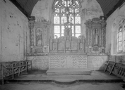 Retable, autel, gradin d'autel, prédelle, exposition (retable architecturé à niche, maître-autel), chapelle et fontaine Saint-Urlo (Lanvénégen)