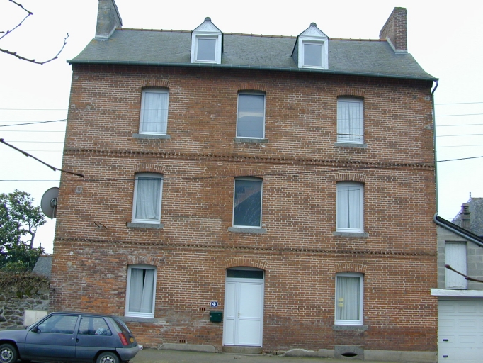 Immeuble, 4 place Joseph Hubert (Combourg)