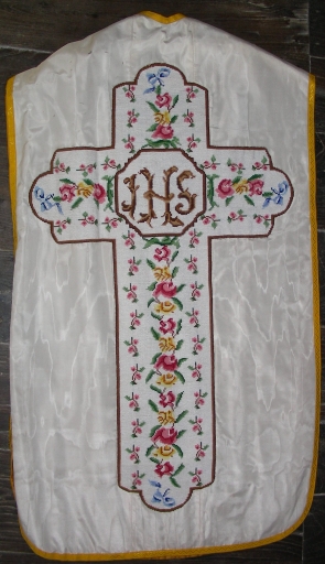 Ornement blanc : chasuble, voile de calice, manipule et bourse de corporal