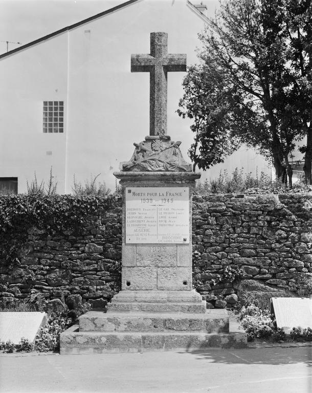 Monument aux morts, croix monumentale, place de la Chapelle (Theix fusionnée en Theix-Noyalo en 2016)