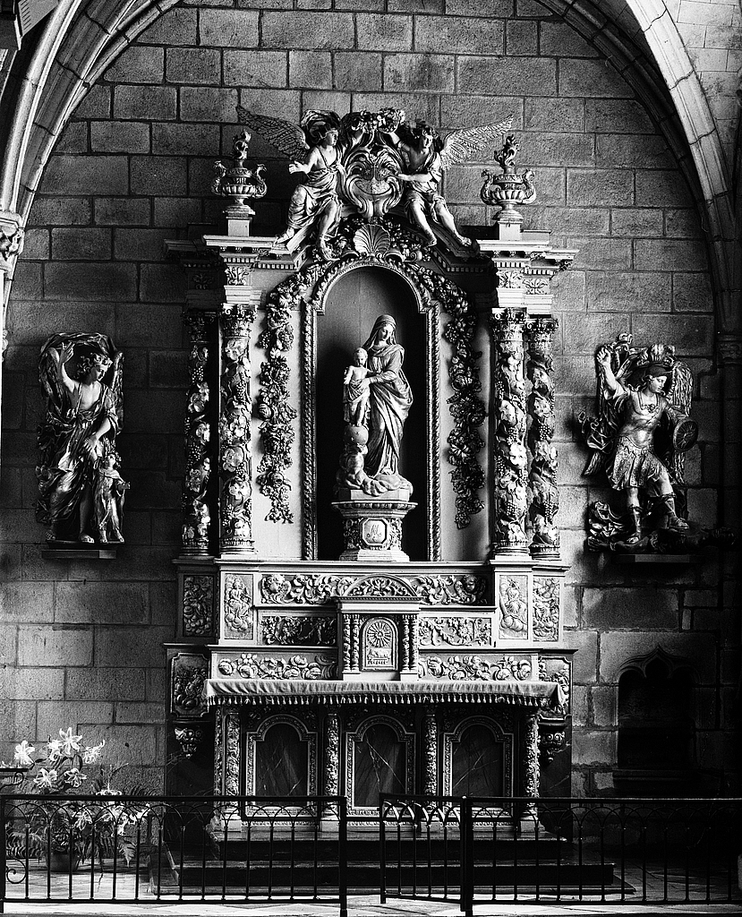 Autel, retable, tabernacle, statue, gradins d'autel (2) (autel secondaire, autel tombeau, retable architecturé) : de Notre-Dame du Mont Carmel, cathédrale de Saint-Paul-Aurélien (Saint-Pol-de-Léon)