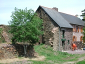 Alignement de maisons, le Roc Fermu (Paimpont)