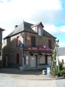 Maison à boutique, 2 place de l'Eglise (Bourgbarré)