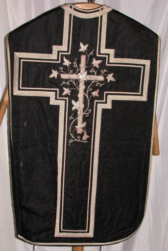 Ornement noir 2 : chasuble, bourse de corporal, étole, manipule, voile de calice