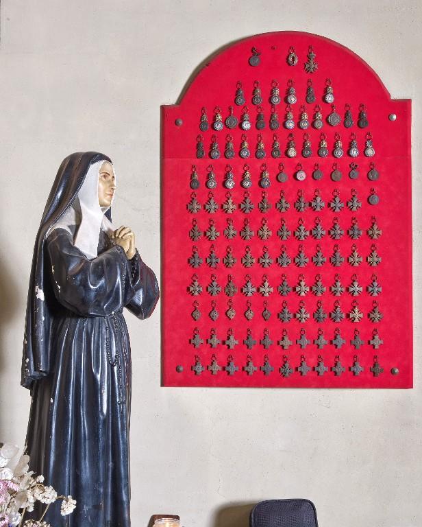 Ensemble de médailles militaires offertes en ex-voto, sanctuaire Notre-Dame-de-la-Peinière (Saint-Didier)
