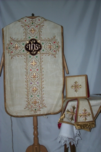 Ornement blanc 3 : chasuble, étole, manipule, voile du calice, bourse du corporal