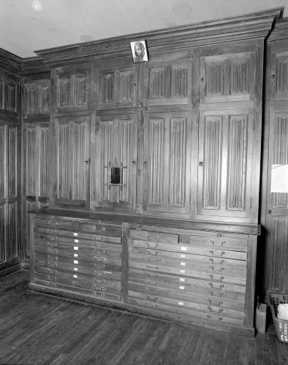 Meuble de rangement pour objets liturgiques