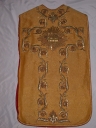 Ornement doré 3 : chasuble, étole, manipule, voile de calice, bourse de corporal