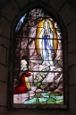 Verrière 4 : Apparition de Notre-Dame de Lourdes à Bernadette Soubirou