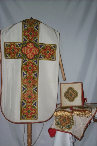 Ornement blanc 4 : chasuble, étole, manipule, voile du calice, bourse du corporal