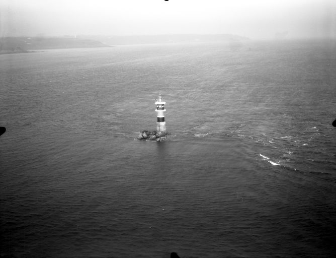 Fort (4e quart 17e siècle ; projet) puis balise en fer puis tourelle en maçonnerie du Mengant (goulet de Brest), la Roche Mengant (Roscanvel)