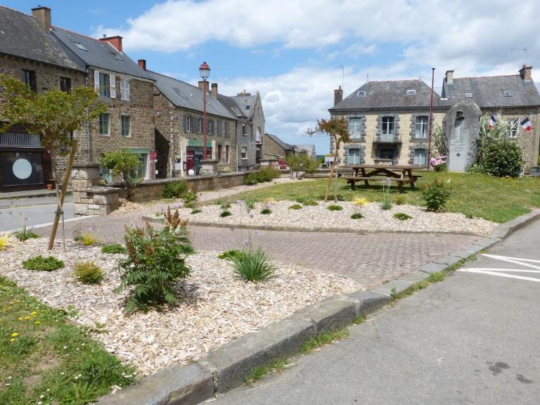 Agglomérations : bourgs et villages sur la commune de Hédé (fusionnée avec Bazouges-sous-Hédé pour former la commune de Hédé-Bazouges en 2009).