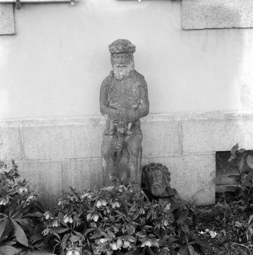 Statue (d'applique) : Christ souffrant, presbytère (Dinéault)
