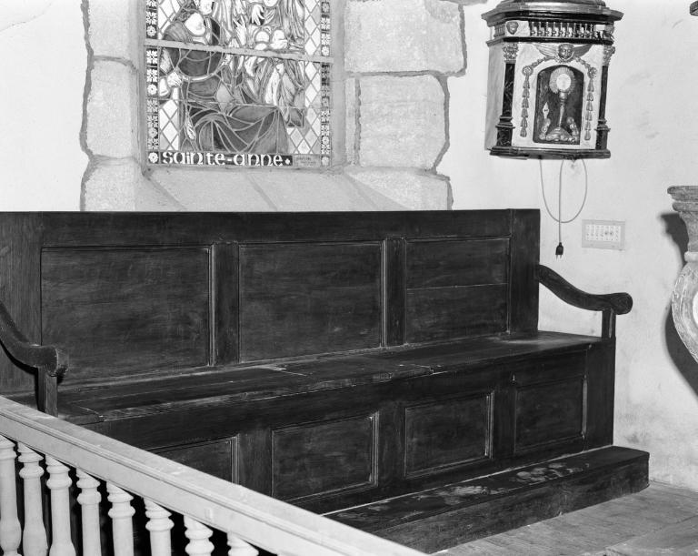 Banc de choeur, coffre, chapelle Saint-Léonard (Theix fusionnée en Theix-Noyalo en 2016)